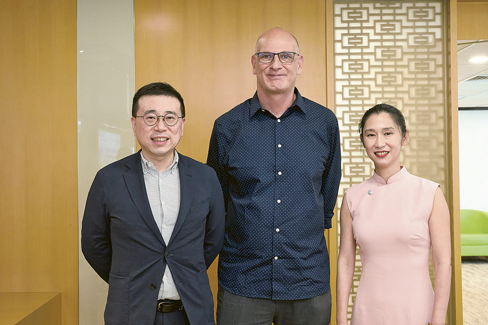Uri Hasson教授（中）與多位城大學者進行學術交流，包括協理副校長（環球戰略）、媒體與傳播系林芬教授（右）及公共及國際事務學系、CAMS召集人鄭煒教授（左）。