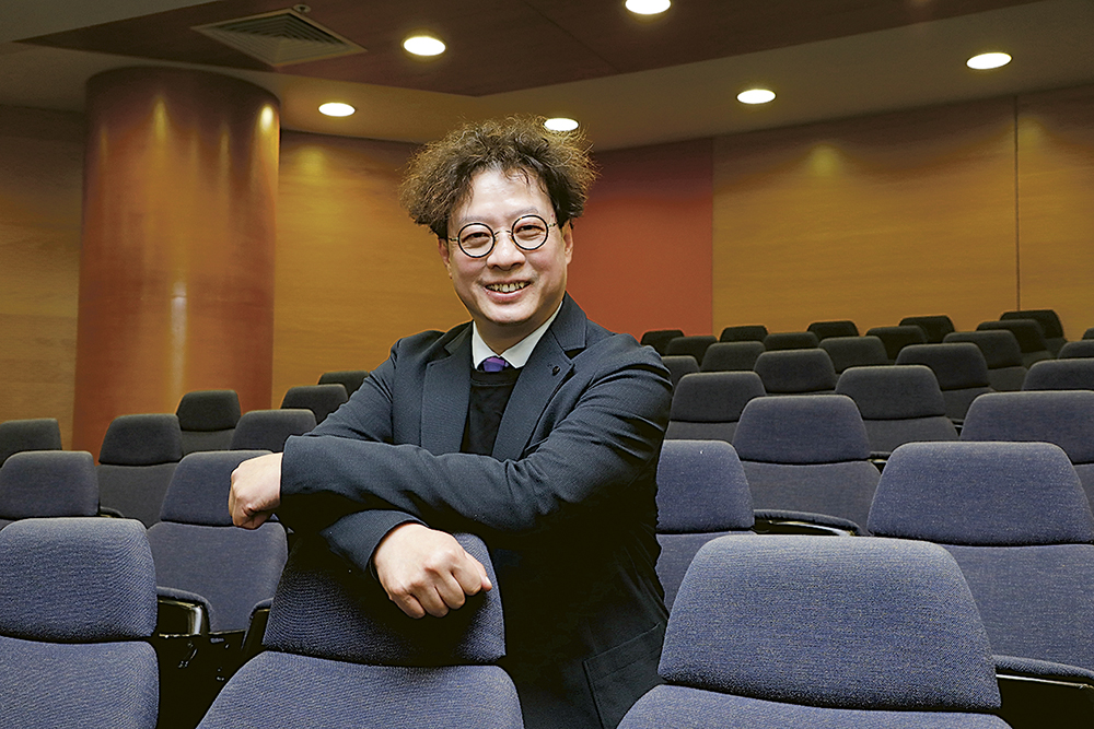 浸大國際學院商學部署理主管劉子基表示，課程內容多元，畢業生前途無限。