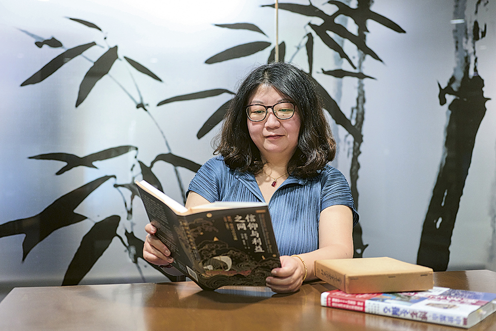 李教授手中的新作《信仰與利益之網：僧侶、海商與中日交流（839–1403）》，揭示佛教寺院在中日海上貿易中的關鍵角色，挑戰傳統史學以朝貢體系為中心的敘事。該書獲得2025年亞洲研究學會列文森圖書獎榮譽獎。