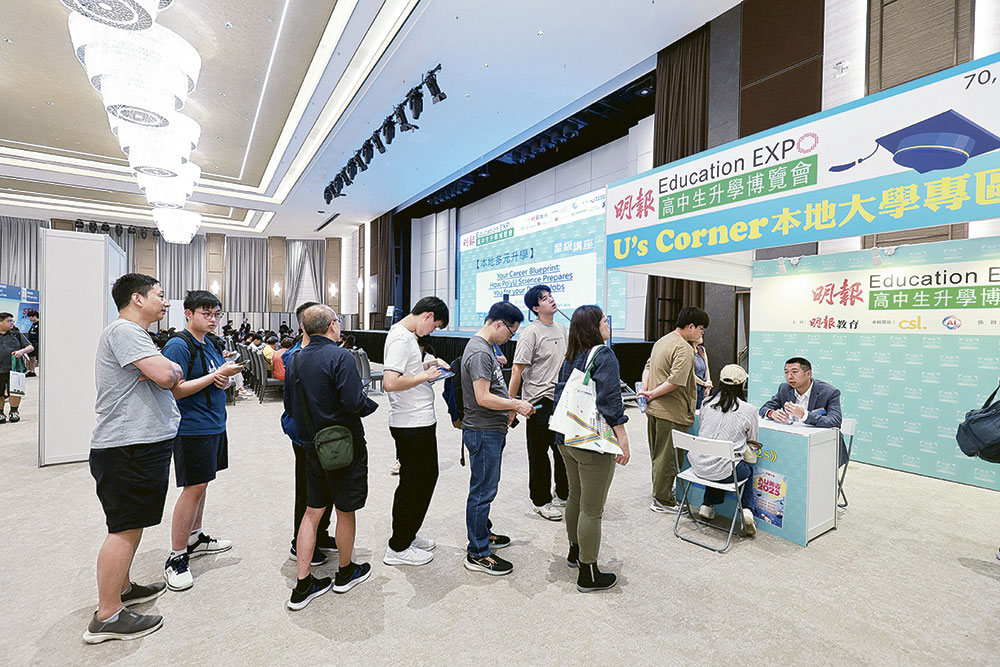 U's Corner站滿等候與專題講座嘉賓對話的人龍