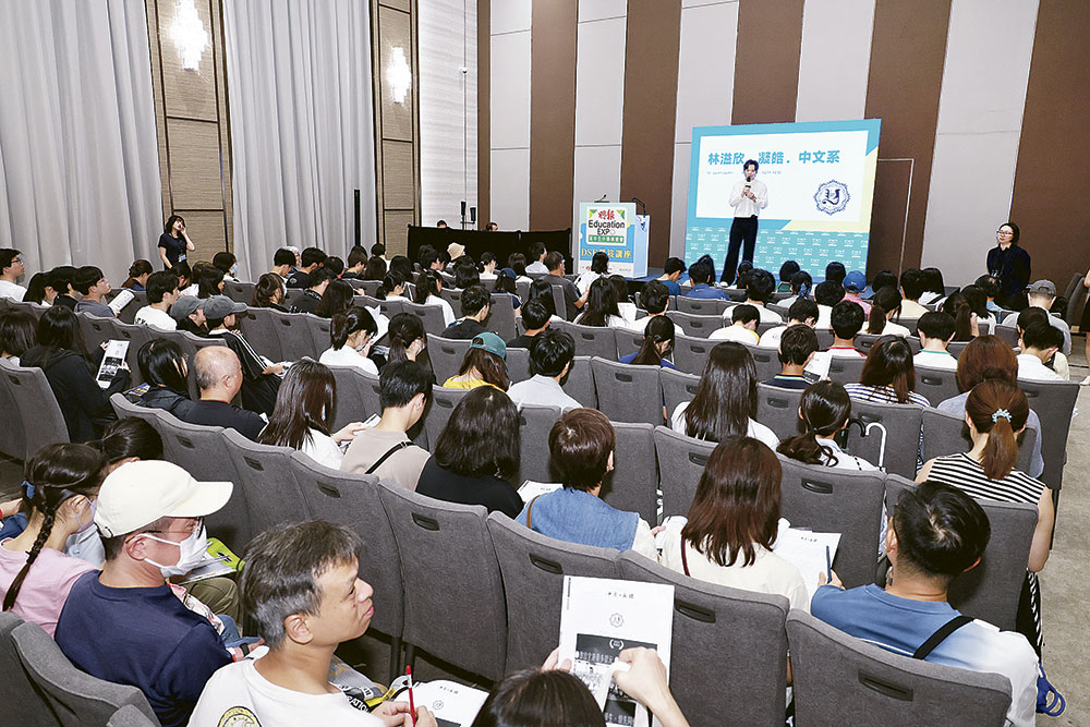 同場舉辦明報教育×凝皓教育「DSE星笈講座」，中文科導師林溢欣傳授應試心得。