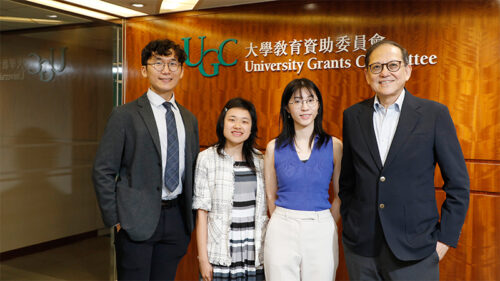 教資會秘書長鄧特抗教授（右一）與三位第四屆「指定研究院修課課程獎學金計劃」得獎者會面。