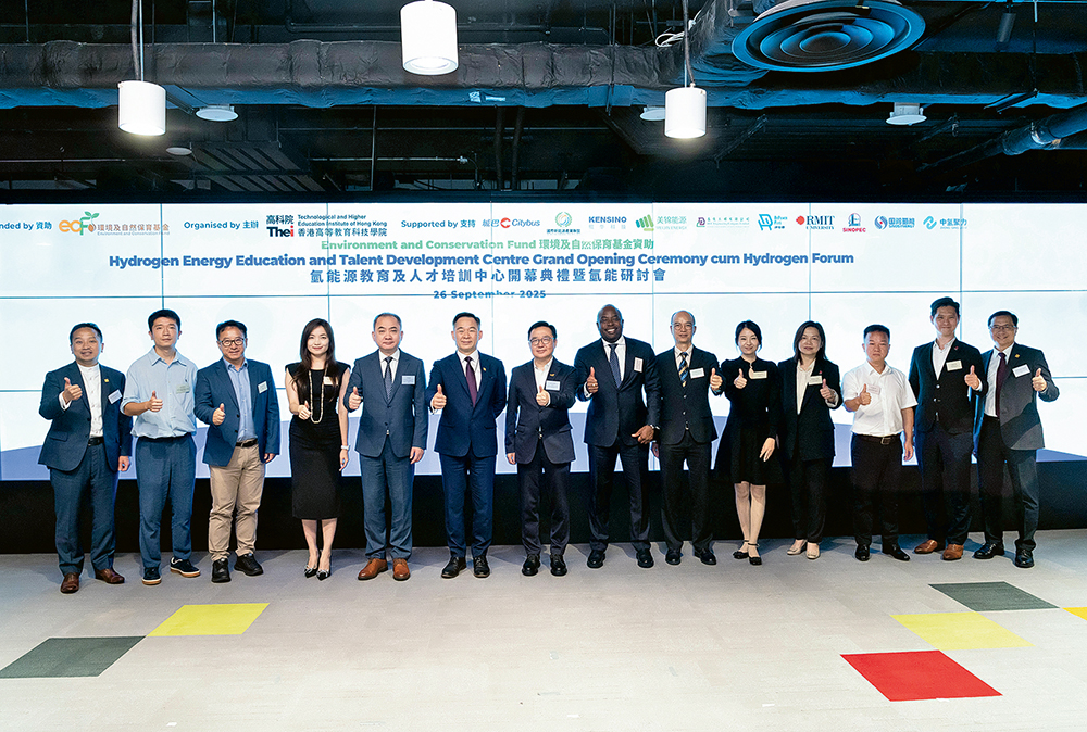 THEi 高科院校長劉建德教授（左六）與一眾行業夥伴合照留影。