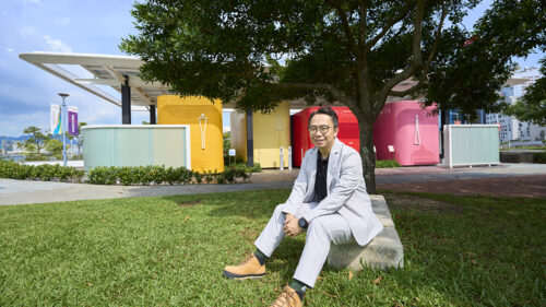 劉卓傑認為建築測量師工作很有意義，他曾參與不少有利民生的項目，身後的「中西區海濱長廊寵物公園洗手間翻新工程項目」是其中一項。