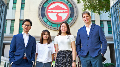 （左起）心理學系副教授李立輝、政府與國際事務學主修的一年級生李漫甜、社會與公共政策研究主修三年級生鄒穎霖及社科院副院長及社會科學（榮譽）學士課程課程主任Stefan Kühner教授於嶺大校園合影，展現博雅教育下的人文與創新精神。