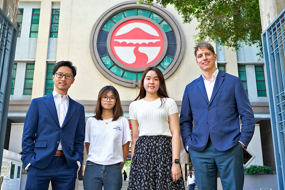 嶺大社會科學院 博雅教育×數據科學 培育跨領域人才 (左起)心理學系副教授李立輝、政府與國際事務學主修的一年級生李漫甜、社會與公共政策研究主修三年級生鄒穎霖及社科院副院長及社會科學(榮譽)學士課程課程主任Stefan Kühner教授於嶺大校園合影,展現博雅教育下的人文與創新精神。