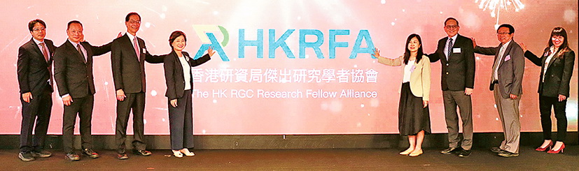 2025年研資局頒獎典禮 見證傑出研究學者協會成立 凝聚學術精英力量 引領創新研究發展 ▲教育局局長蔡若蓮博士(左四)、研資局主席唐偉章教授(左三)及教資會秘書長鄧特抗教授(右三)與首屆香港研資局傑出研究學者協會執委,一同主持啟動典禮。