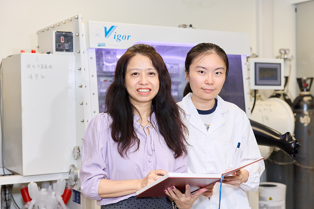 2025年研資局頒獎典禮 見證傑出研究學者協會成立 凝聚學術精英力量 引領創新研究發展 ▲汪教授(左)表示,計劃提供持續5年的資助,幫助她穩定研究團隊,進行深入的研究工作。