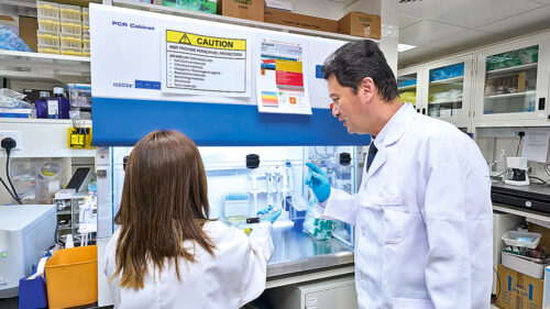 王教授（右）在實驗室指導學生進行相關研究，鼓勵他們以工程思維回應臨牀挑戰。