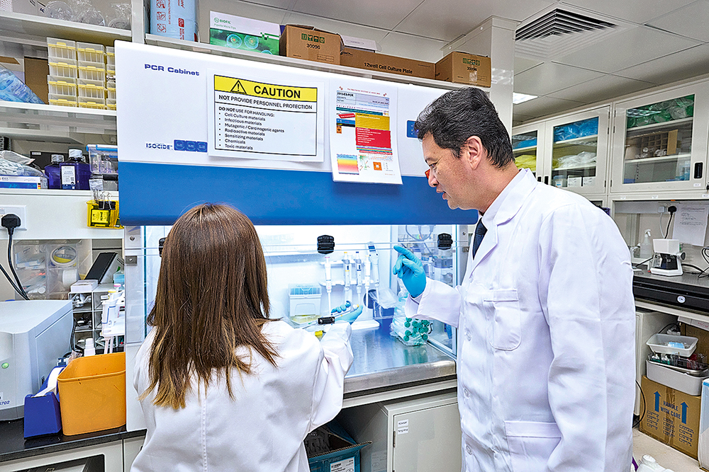 王教授（右）在實驗室指導學生進行相關研究，鼓勵他們以工程思維回應臨牀挑戰。