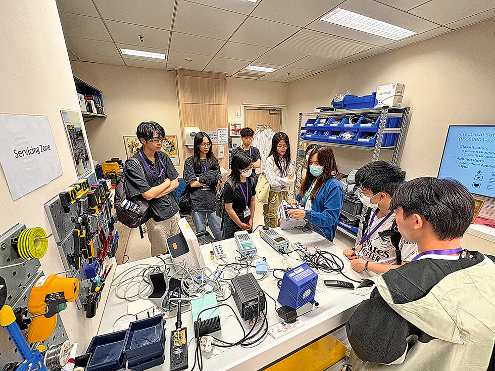 學生參與暑期醫院實習，了解日常工作情況。