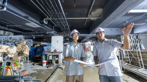 Samuel（左）在實習期間，經常到地盤觀察現場環境，記錄工程安裝情況。