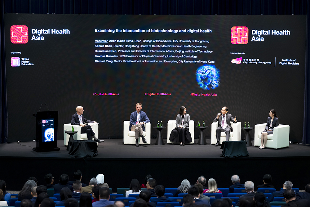 城大與泰晤士高等教育（THE）於今年9月合辦「亞洲數字健康峰會2025」，城大高級副校長（創新及企業）楊夢甦教授（右二）亦於峰會上，與來自世界各地的講者一同探討數字健康的未來發展。