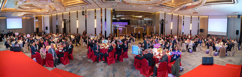 近三百名賓客歡聚一堂，共賀東華學院十五周年慶典。