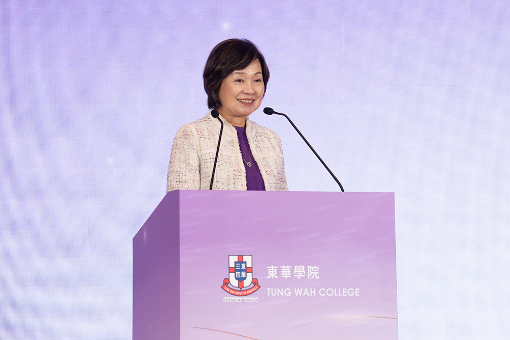 主禮嘉賓教育局局長蔡若蓮博士，JP 於致辭時感謝東華學院對本港人才培訓及專上教育發展作出的努力和貢獻。