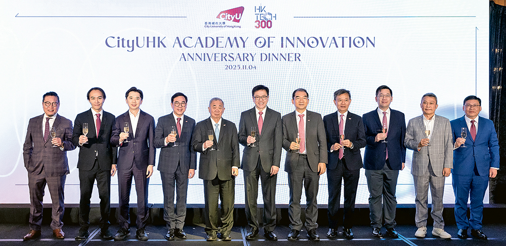 城大創新學院於上月初舉行周年晚會。香港特區政府創新科技及工業局局長孫東教授（中）、城大校長及大學傑出教授梅彥昌教授（左五）、城大高級副校長（創新及企業）楊夢甦教授（右五）、城大協理副校長（創新）兼城大創新學院院長謝智剛教授（左四），與其他嘉賓在台上合影。
