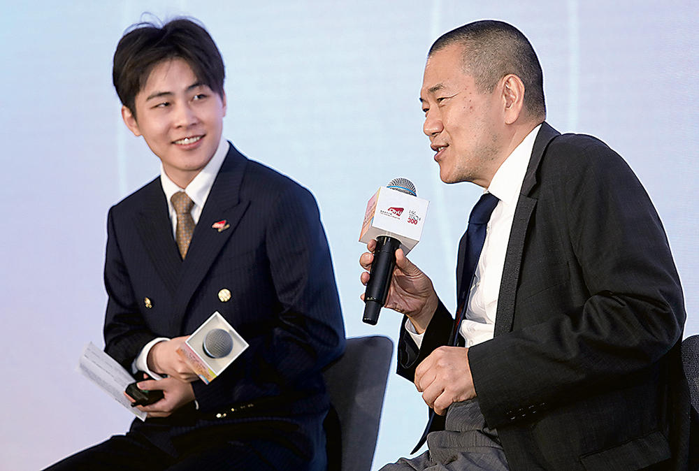 城大創新學院成立一周年 引領年輕人才邁向初創旅途 城大創新學院特約教授兼學院顧問周耀宗教授(右),以及首屆「理學碩士(創新創業)」的畢業生張佳豪(左)在台上進行對話。