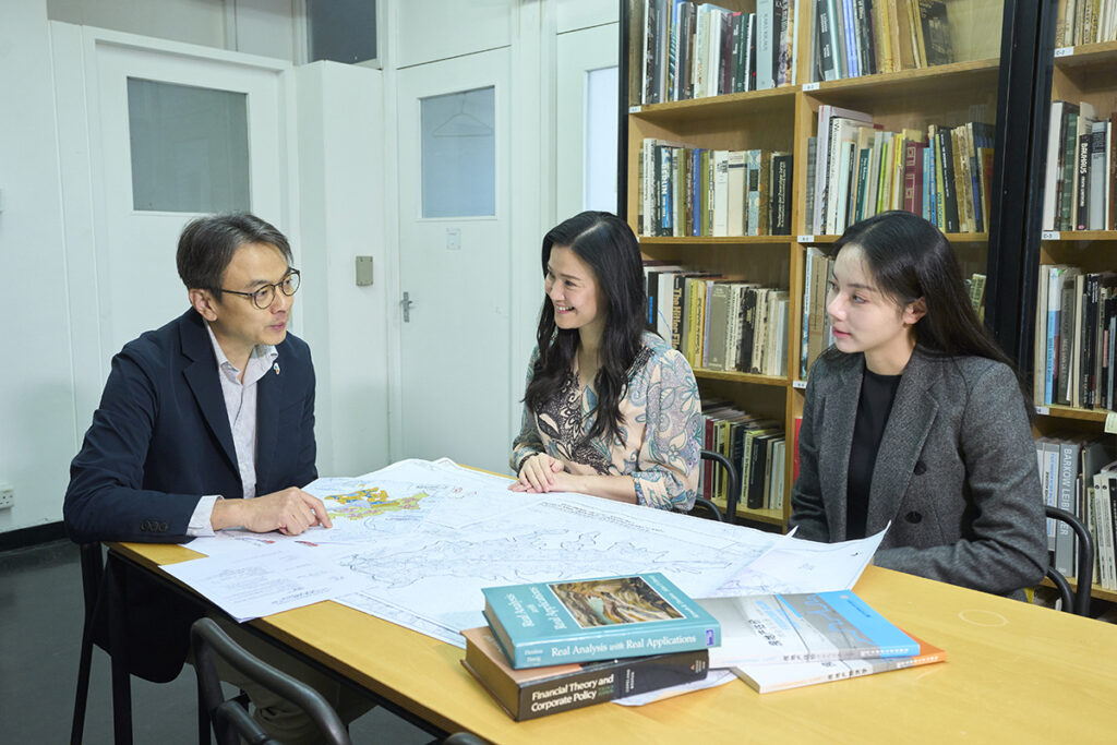 （左起）香港大學房地產及建設系副系主任（外務）兼房地產理學碩士課程總監蔡鴻達教授表示，課程不僅適合如菲菲般的資深業界人士進修，同時亦歡迎像Rachel這樣的年輕新血報讀。