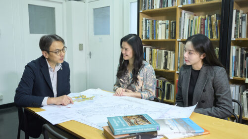 （左起）香港大學房地產及建設系副系主任（外務）兼房地產理學碩士課程總監蔡鴻達教授表示，課程不僅適合如菲菲般的資深業界人士進修，同時亦歡迎像Rachel這樣的年輕新血報讀。