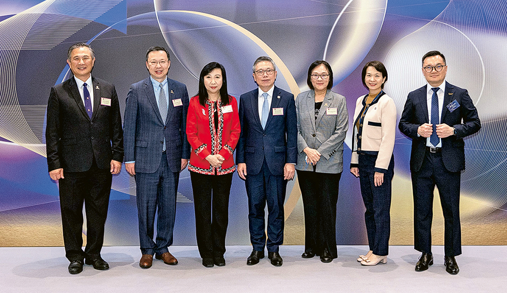 中大「在學.在職計劃」為全港首個校企合作教育計劃<br/>助學生提升就業潛能 連結全球地域 培養宏觀國際視野 中大「在學.在職計劃」為全港首個校企合作教育計劃<br/>助學生提升就業潛能 連結全球地域 培養宏觀國際視野