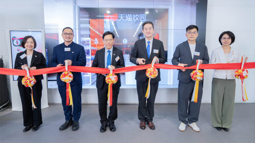 天貓校園實訓服務中心於4月15日隆重開幕。商務及經濟發展局副局長陳百里博士（右三）、VTC執行幹事唐智強（左三）、天貓校園首席市場官張興華（右二）與一眾嘉賓出席。