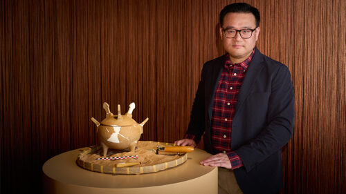 沈教授在城大般哥展覽館展示作品《將至》。作品靈感源自公元前三世紀湖北出土的仿銅陶鼎，通過與湖北省博物館合作製作五件不同材質的現代複製品，經打碎與修復，回應原型、模仿與時間之間的複雜關係。