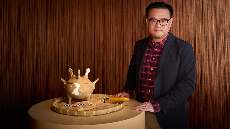 沈教授在城大般哥展覽館展示作品《將至》。作品靈感源自公元前三世紀湖北出土的仿銅陶鼎，通過與湖北省博物館合作製作五件不同材質的現代複製品，經打碎與修復，回應原型、模仿與時間之間的複雜關係。
