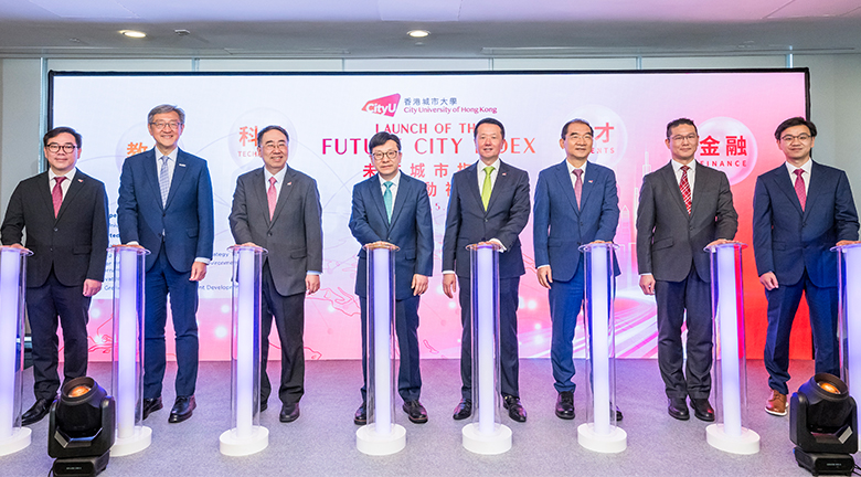 城大早前發布「未來城市指數2025」。香港特區政府勞工及福利局局長孫玉菡（左四）、城大校董會主席魏明德教授（右四）、城大署理校長李振聲教授（左三）、引進重點企業辦公室主任任景信（左二）、立法會議員梁子穎（右二），聯同城大高級副校長（創新及企業）楊夢甦教授（右三）、協理副校長（創新）兼城大創新學院院長謝智剛教授（左一）、城大創新學院「全球人才流動數據中心」總監王小輝教授（右一）主持啟動儀式。