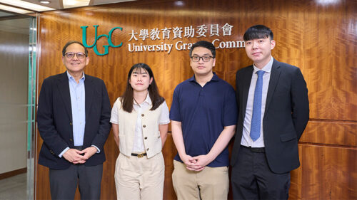 教資會秘書長鄧特抗教授（左一）與三位第五屆「指定研究院修課課程獎學金計劃」獎學金得主合照