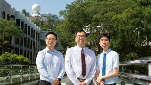 中大工程學院信息工程學系兩大課程皆重視基礎數學及工程原理的培訓，引領學生打穩根基，先精通，後創新。（左起）中大工程學院信息工程學系鄢振宇助理教授、劉永昌教授、李卓霆副教授。