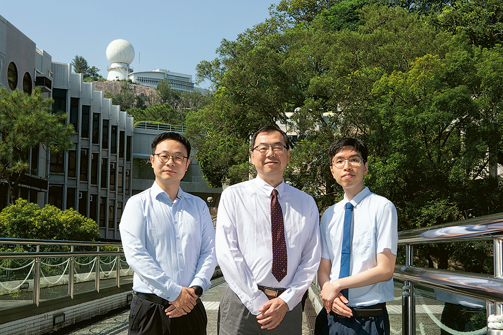 中大工程學院信息工程學系兩大課程皆重視基礎數學及工程原理的培訓，引領學生打穩根基，先精通，後創新。（左起）中大工程學院信息工程學系鄢振宇助理教授、劉永昌教授、李卓霆副教授。