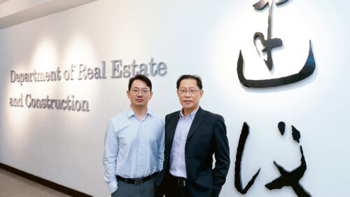 許達雄博士（右）和課程副總監師帥教授稱，課程畢業生可投身測量行業不同專業範疇，發展事業。