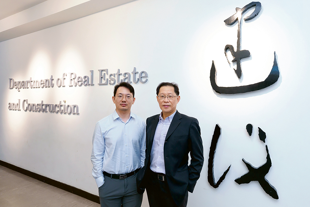 許達雄博士（右）和課程副總監師帥教授稱，課程畢業生可投身測量行業不同專業範疇，發展事業。
