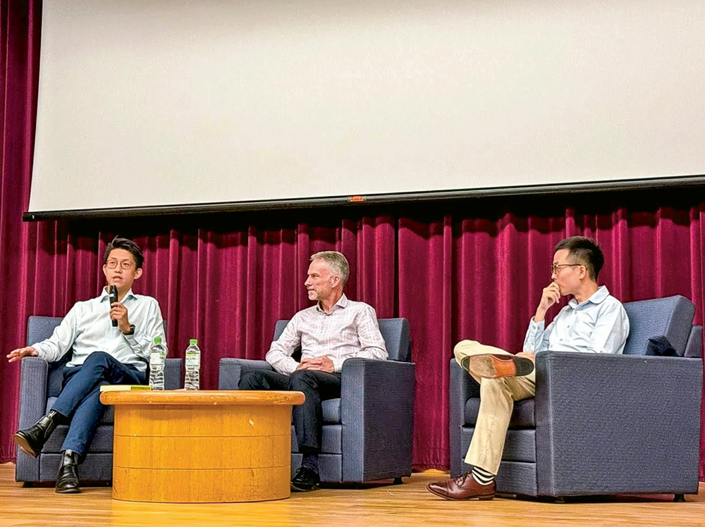 【大學道】全球物流及供應鏈管理瞬息萬變 相關管理專才需求殷切 Raymond(左)在新加坡國立大學向學生分享多元文化管理經驗