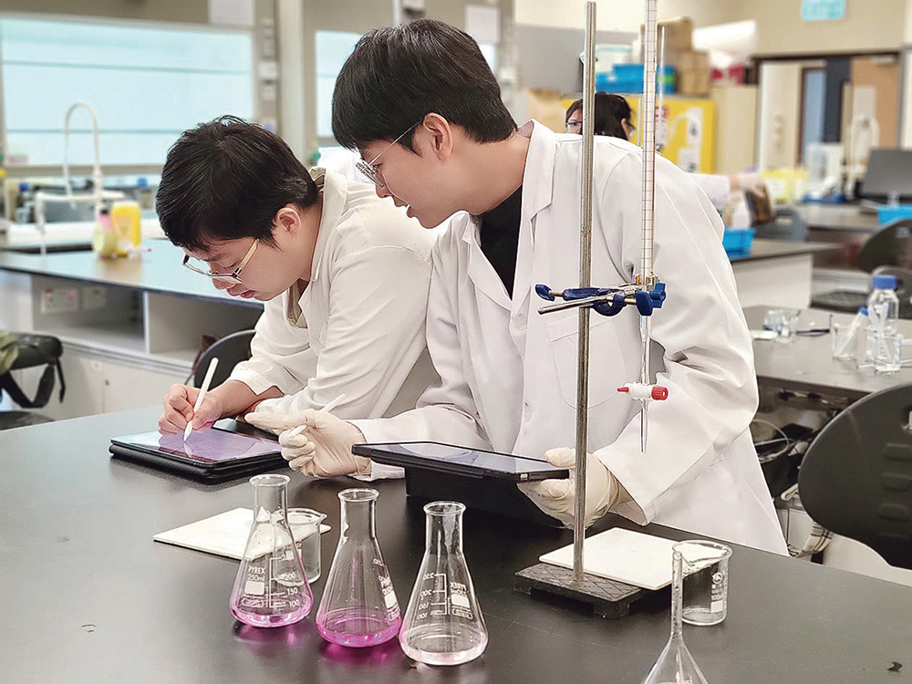 課程著重實驗室訓練，教導學生設計科學實驗的技巧。