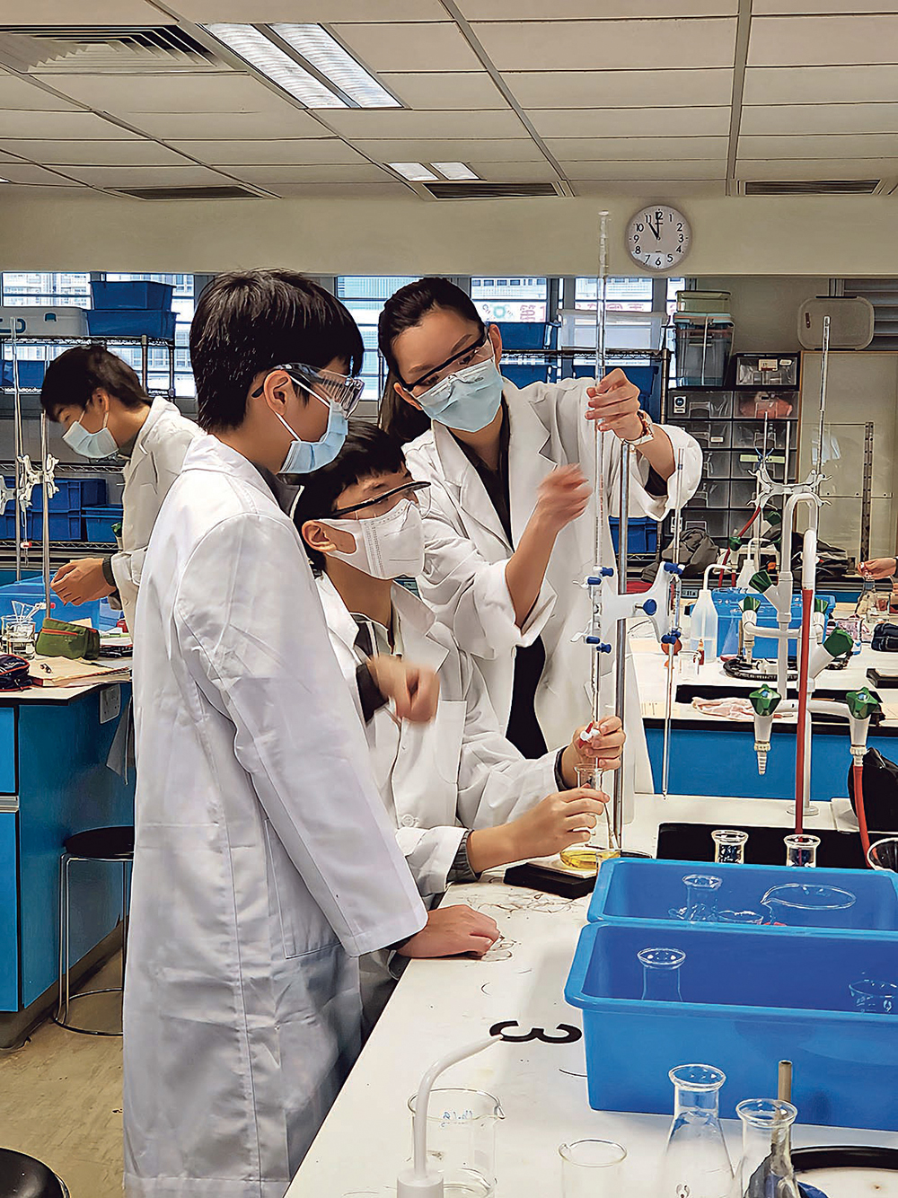 郭老師期望學生透過科學實驗，從實踐中學習。