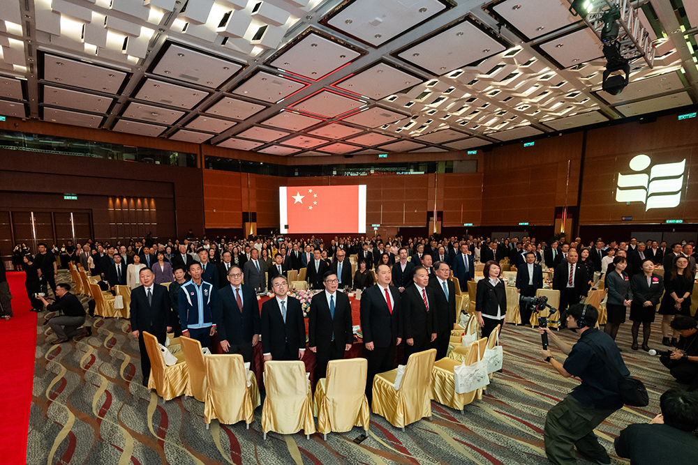 香港教育大學正名十周年晚宴<br>展現十載輝煌成就 開啟教育未來新篇 全場600多位嘉賓於國歌奏樂時佇立致敬